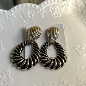 Chic Black and Gold Earrings - Perfect for Any Occasion